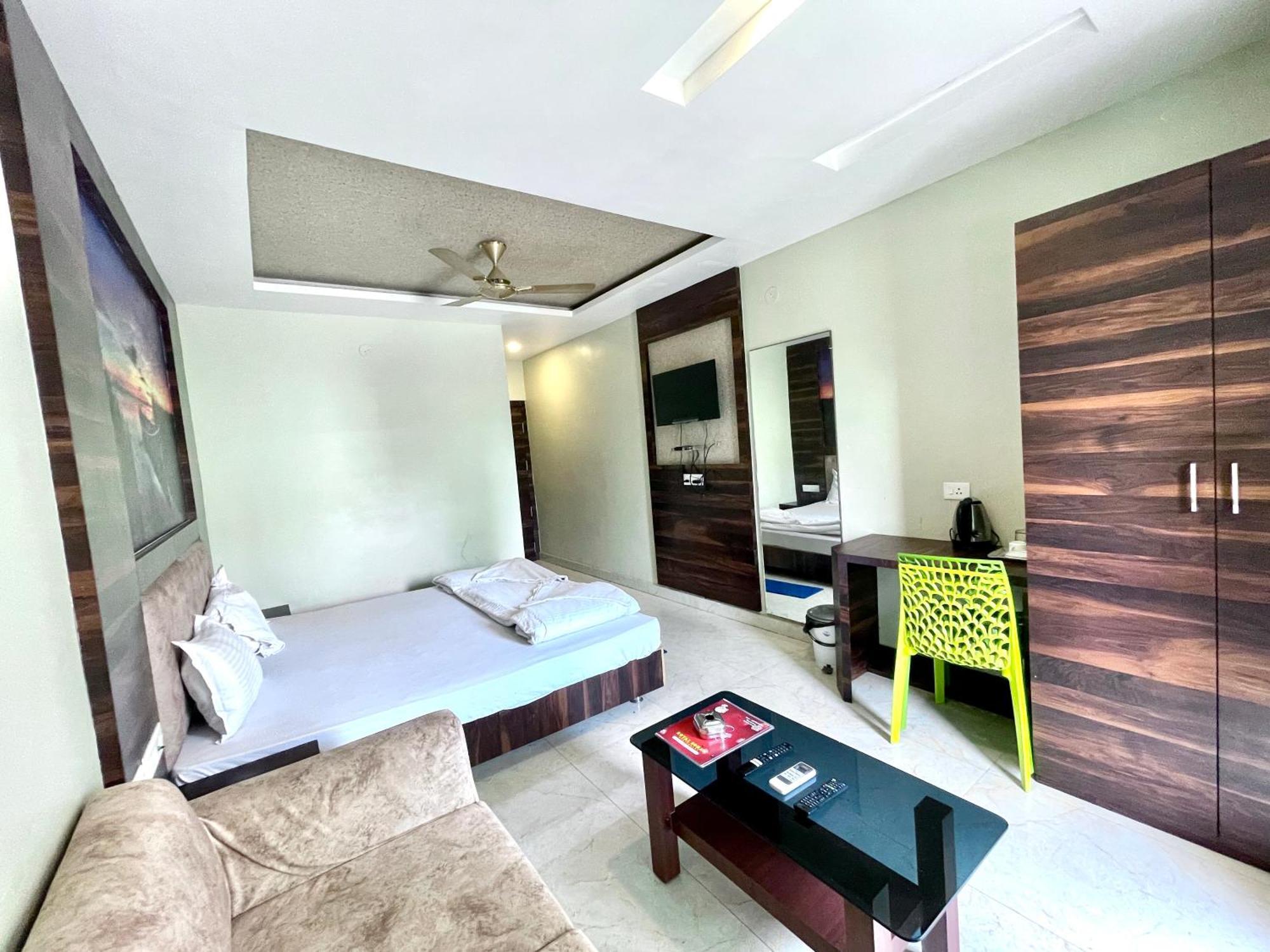 Hotel R- R Near Sea-beach-&-temple, With Balcony, & Wifi-lift-restaurant ,fully-air-conditioned With Upi And Card Payment Facility 4*