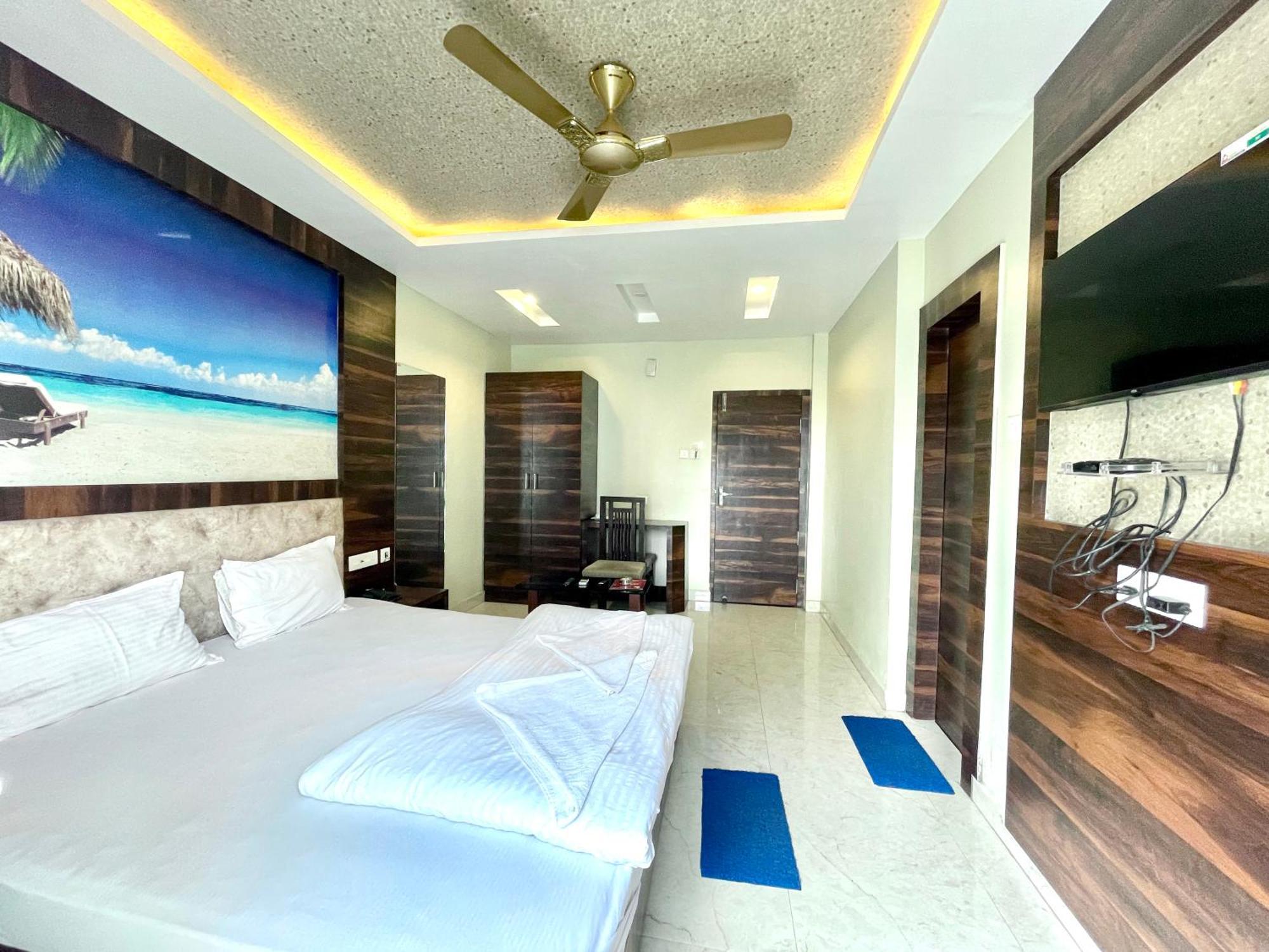 R- R Near Sea-beach-&-temple, With Balcony, & Wifi-lift-restaurant ,fully-air-conditioned With Upi And Card Payment Facility Hotel Puri